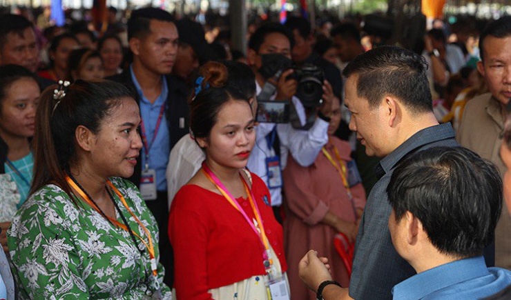 Thủ tướng Hun Manet (người thứ ba từ phải qua) tại cuộc gặp 18.000 công nhân nhà máy ở làng Prey Speu ở thủ đô Phnom Penh hôm 29-8. Ảnh: KHMER TIMES