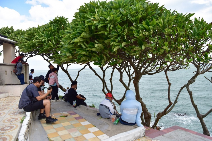 Con đường bí ẩn đưa khách chiêm bái, vãn cảnh ngôi miếu trên đảo ở Vũng Tàu - 12