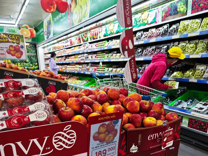 Chọn mua trái cây ngoại tại siêu thị TP HCM