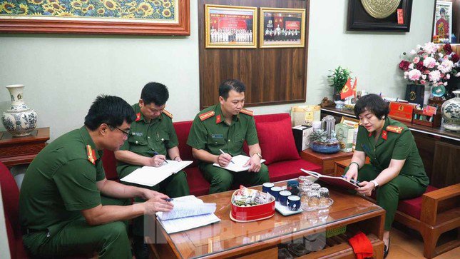 Thượng tá Hoàng Thị Tuyết Nhung và các đồng đội. Ảnh: Duy Chiến