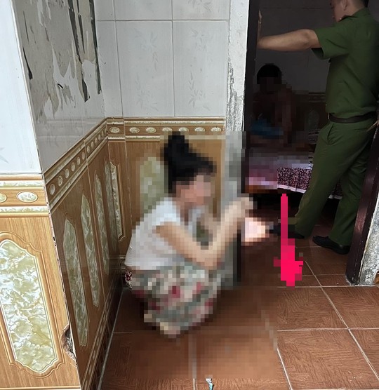 Lực lượng công an kiểm tra hành chính, phát hành vi mua bán dâm tại nhà nghỉ H.N (Ảnh: CACC)
