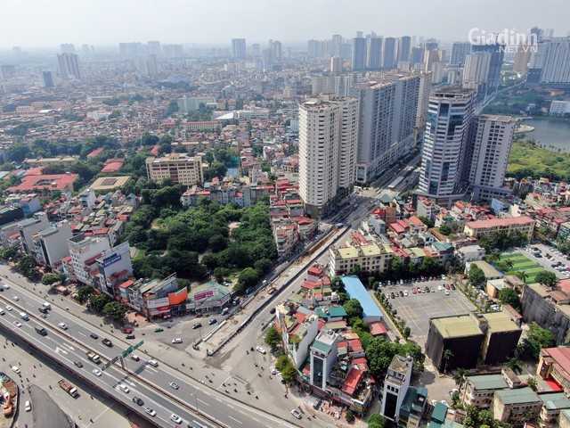 Theo chuyên gia, Hà Nội dự kiến có thêm khoảng 157.000 hộ gia đình. Do đó, ngoài nguồn cung các hạng căn hộ, nhà ở thấp tầng, nhà ở xã hội dự kiến mở bán thì Hà Nội sẽ tồn tại sự thiếu hụt khoảng 70.300 nhà ở.