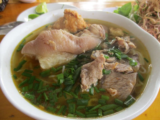 Thưởng thức tô bún bò Huế.