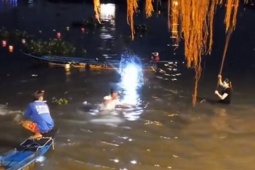 Tin tức trong ngày - Clip: Lao vào đánh nhau vì cá phóng sinh bị chích điện