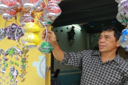 Tin tức trong ngày - Người thợ sửa khóa biến vỏ lon thành lồng đèn độc lạ