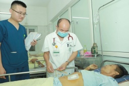 Sức khỏe đời sống - Hy hữu: Sán lá gan chui ra từ ống dẫn lưu đường mật của bệnh nhân