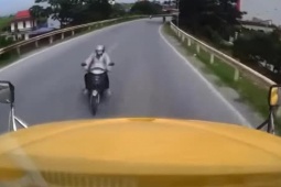 Tin tức trong ngày - Clip: Lái xe máy lao thẳng vào đầu xe container như tự sát, tài xế chỉ biết “ú ớ”, bó tay