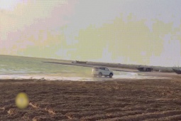 Ô tô - Clip: Fortuner drift trên bãi biển và cái kết lật ngửa