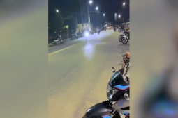 Xe máy - Xe đạp - Clip: "Đúng người đúng thời điểm" hai xe máy đối đầu nhau