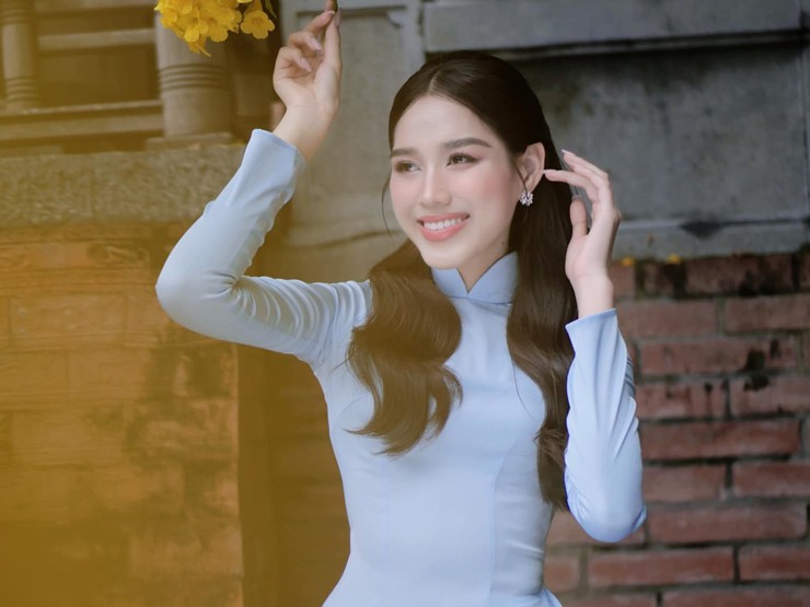 Nhan sắc ngọt ngào của người đẹp quê Thanh Hóa luôn nổi bật giữa những nhan sắc khác.
