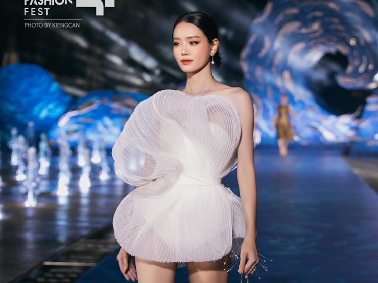 Người đẹp quê Bắc Giang chia sẻ &#34;cô trân trọng khoảng thời gian ở quê phụ mẹ cấy lúa, bắt tép&#34;.&nbsp;
