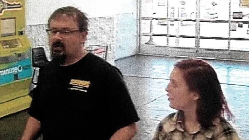 Camera giám sát ghi lại hình ảnh Tad Cummins và Elizabeth Thomas trong một siêu thị ở thành phố Oklahoma.