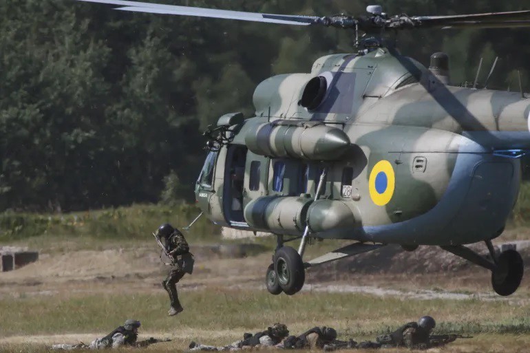 Một chiếc trực thăng Mi-8 của Ukraine trong quá trình huấn luyện gần Kiev năm 2015. Ảnh: Reuters