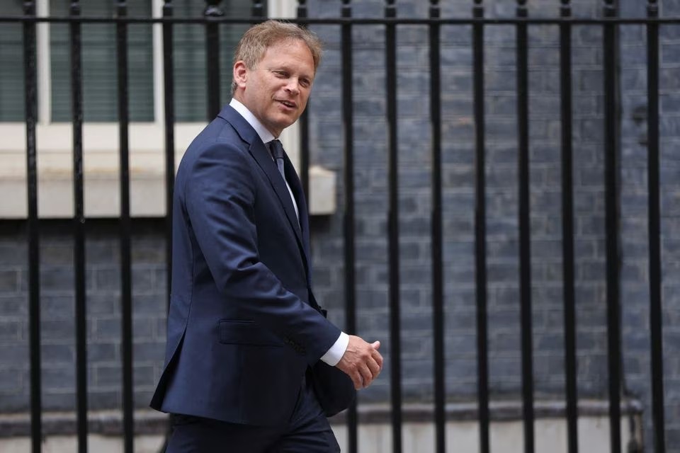 Ông Grant Shapps rời số 10 Phố Downing sau khi nhận quyết định bổ nhiệm (ảnh: Reuters)