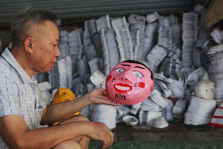 Người thợ làm mặt nạ - đồ chơi trung thu dân gian, tại làng Ông Hảo ở xã Liêu Xá, huyện Yên Mỹ, tỉnh Hưng Yên