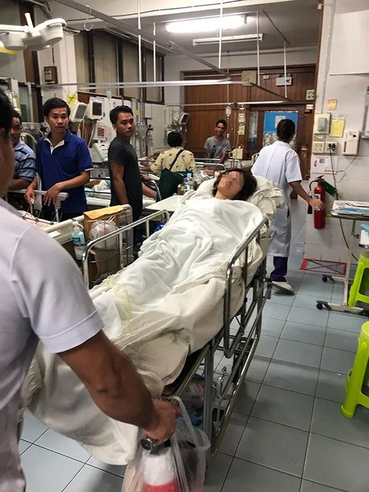 Cô được đưa đến bệnh viện cấp cứu ngay lập tức.