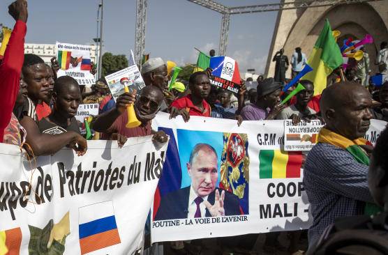 Người Mali biểu tình phản đối Pháp và ủng hộ Nga nhân kỷ niệm 60 năm ngày độc lập vào tháng 9/2020. Ảnh: AP