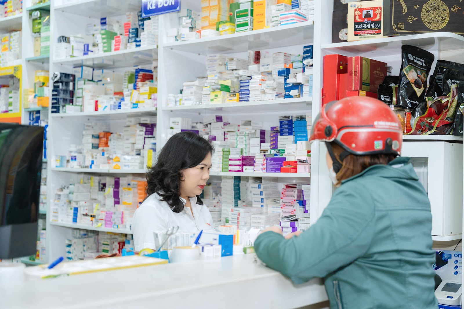 Dược sĩ tại Hệ thống Nhà Thuốc Sơn Tùng tận tình tư vấn cho khách hàng