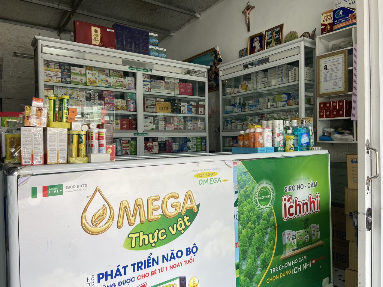 Quầy thuốc bày bán đa dạng các loại thuốc và thực phẩm chức năng. (Ảnh: NVCC)