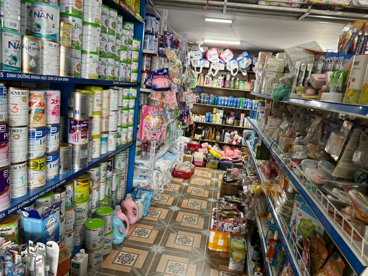 Không gian cửa hàng nhỏ xinh nhưng luôn đảm bảo đầy đủ mặt hàng chất lượng cho mẹ và bé