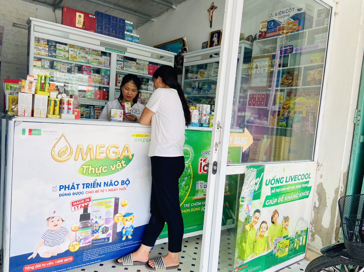 Quầy thuốc luôn tận tâm, tư vấn nhiệt tình với khách hàng. (Ảnh: NVCC)