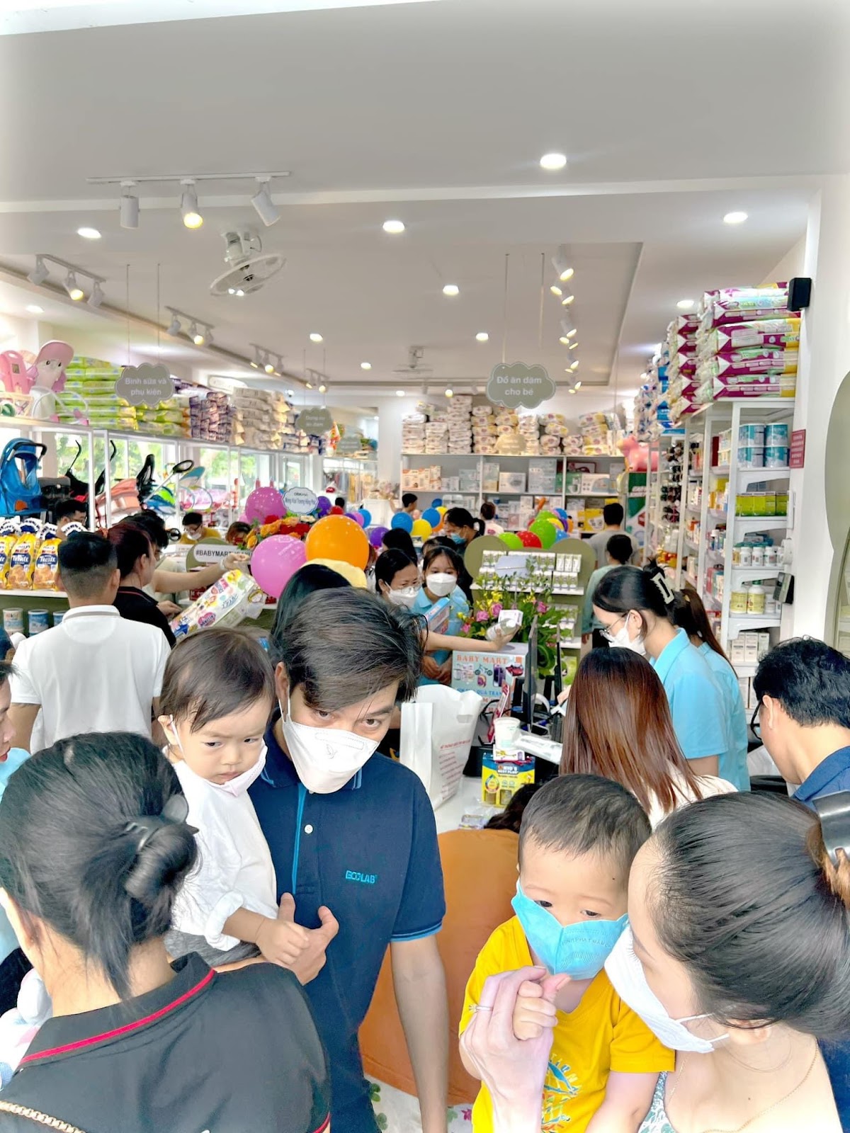 Đông đảo khách hàng ghé thăm và mua sắm tại TutiMart