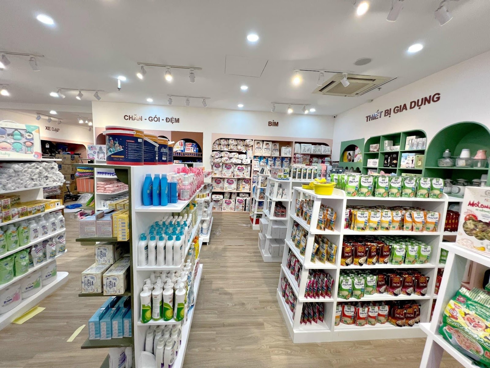 Không gian mua sắm rộng rãi tại hệ thống cửa hàng