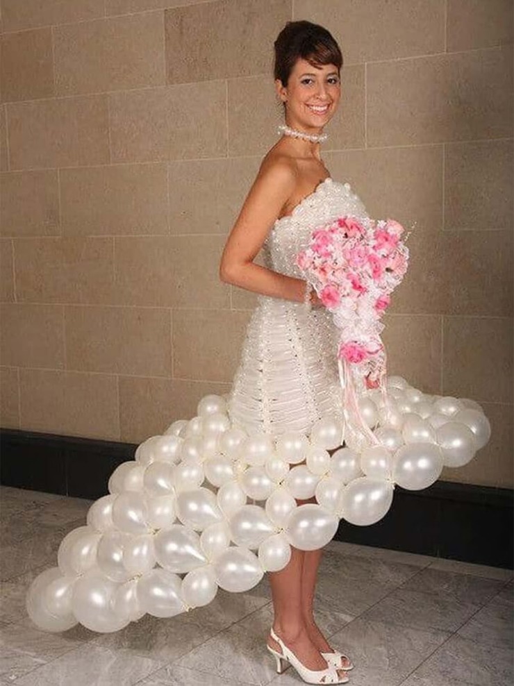 Cô dâu này đang thực hiện sứ mệnh trở nên nổi bật và chiếc váy cưới của cô ấy thật khác thường! 
