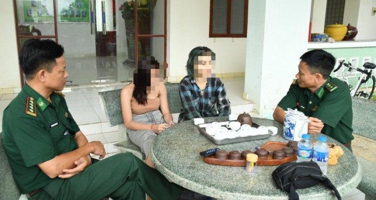 Hai nạn nhân sắp bị bán sang Campuchia được ban chuyên án giải cứu. Ảnh: LQ
