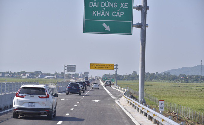 Trên cao tốc chưa có trạm dừng nghỉ, chỉ có điểm dừng khẩn cấp với khoảng cách 5 km/điểm
