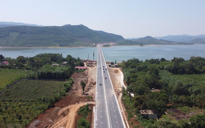 Phương tiện di chuyển trên cầu vượt hồ (cầu Yên Mỹ) dài nhất trên cao tốc Bắc - Nam với chiều dài gần 1 km