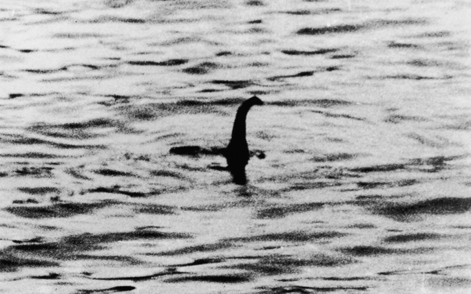 Ảnh "quái vật hồ Loch Ness" được bác sĩ phẫu thuật Robert Kenneth Wilson chụp năm 1933, nhưng sau đó bị xác định là giả. Ảnh: Loch Ness
