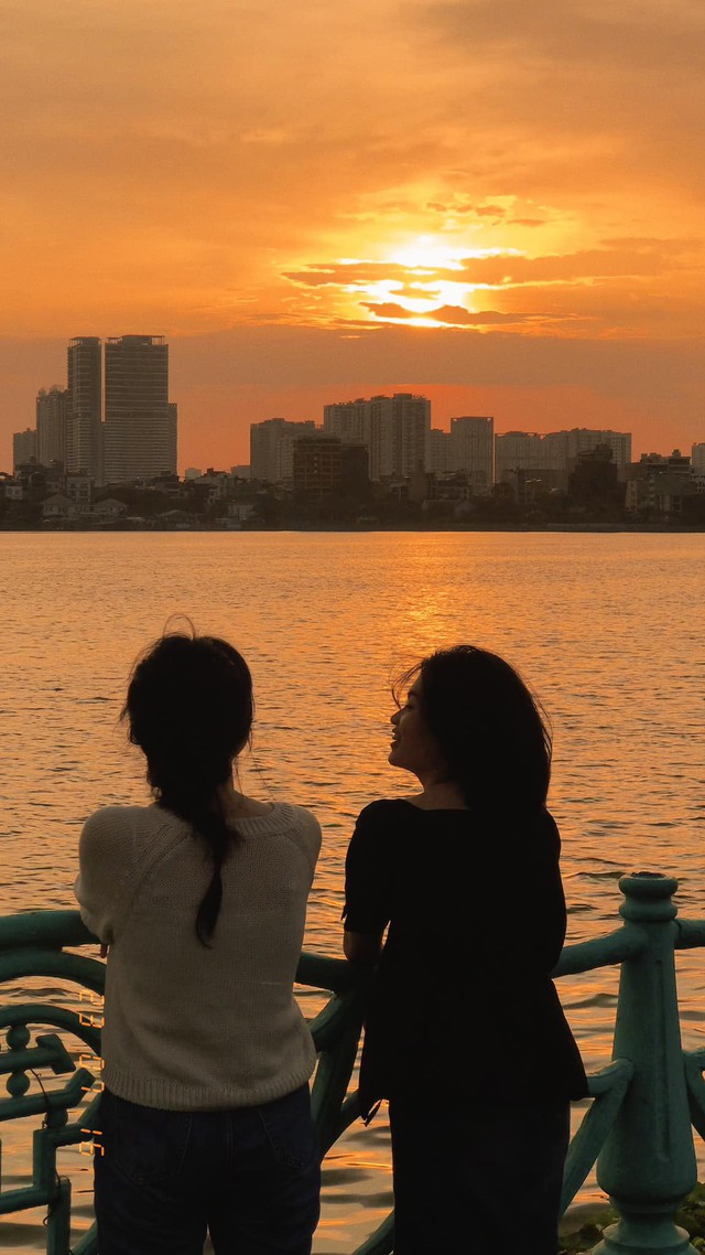Vào những ngày thu mát mẻ, đừng quên rủ bạn thân đi chill thật thư giãn ở hồ Tây nhé. Nhắc đến những nơi phải đi ở Hà Nội mà không nói đến Hồ Tây quả là một thiếu sót. Đây có thể được coi là nơi ngắm hoàng hôn đẹp nhất trong thành phố. Ở Hồ Tây, đặc biệt là khu vực Công viên nước, dù là ngày thường hay ngày lễ thì cũng là một điểm đến thu hút với rất nhiều người, đặc biệt là các bạn học sinh, sinh viên tại Hà Nội. (Ảnh: Đặng Giang)