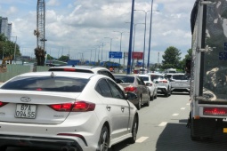 Tin tức trong ngày - Đi chơi lễ từ lúc mờ sáng, nhiều người vẫn không thoát được kẹt xe