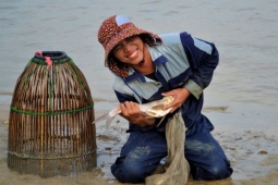 Tin tức trong ngày - Hồ xả nước, cả trăm 'nơm thủ' trổ tài bắt cá