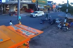 Tin tức trong ngày - Clip: Phóng xe máy chạy "xé gió" kèm tiếng pô vang trời, tài xế gặp nạn kinh hoàng