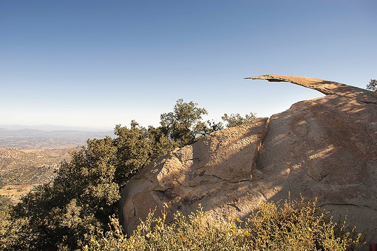 Potato Chip Rock có thể được tiếp cận thông qua hệ thống đường mòn trong Công viên thành phố Poway.


