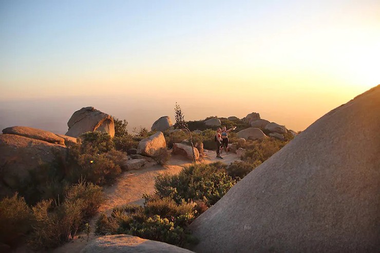 Đường mòn chính đến điểm đến này là Mount Woodson Trail, có chiều dài khoảng 6,4 km, với độ khó trung bình đến cao.


