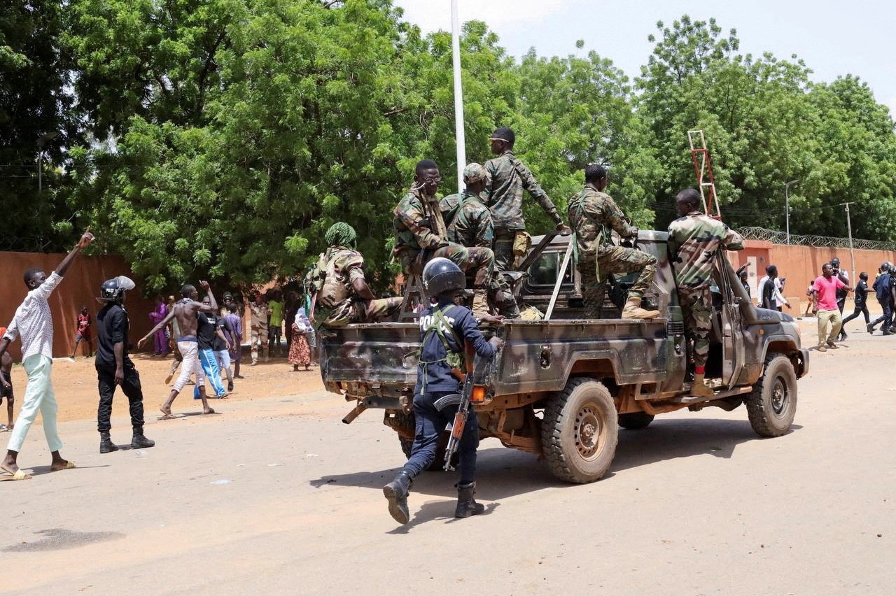 Quân đội Niger tuần tra trên đường (ảnh: Al Jazeera)