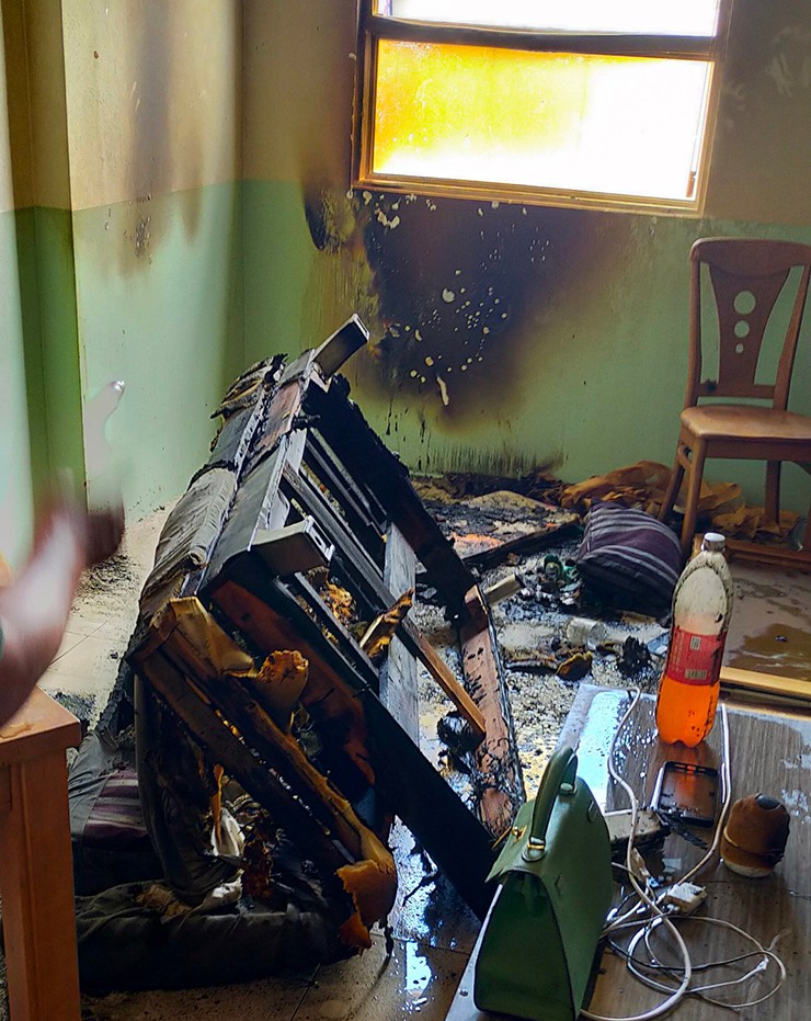 Ghế sofa trong căn hộ chung cư bị cháy