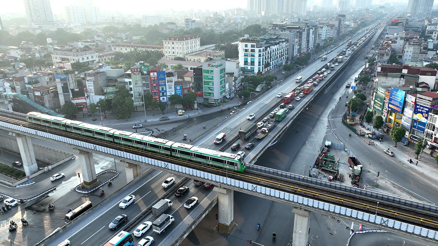 Để tránh ùn tắc, nhiều người chọn cách rời Thủ đô trong buổi sáng sớm 1/9. Thế nhưng do quá nhiều người di chuyển trong sáng cùng ngày nên tuyến đường Vành đai 3 trên cao lâm vào cảnh ùn tắc kéo dài.