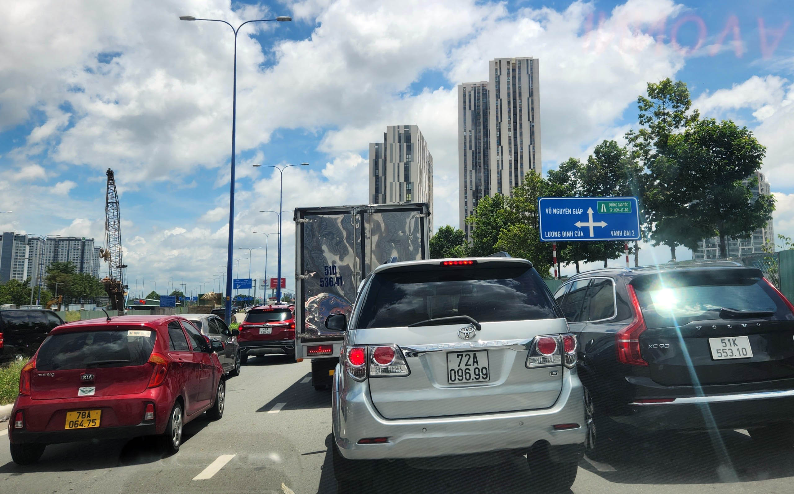 Từ đầu giờ sáng đến trưa nay 1/9, giao thông ở cửa ngõ phía Đông TP.HCM đoạn từ đường Mai Chí Thọ đến khu vực nút giao An Phú vào cao tốc TP.HCM-Long Thành ùn tắc cục bộ khiến hàng nghìn phương tiện nhích từng chút một. 