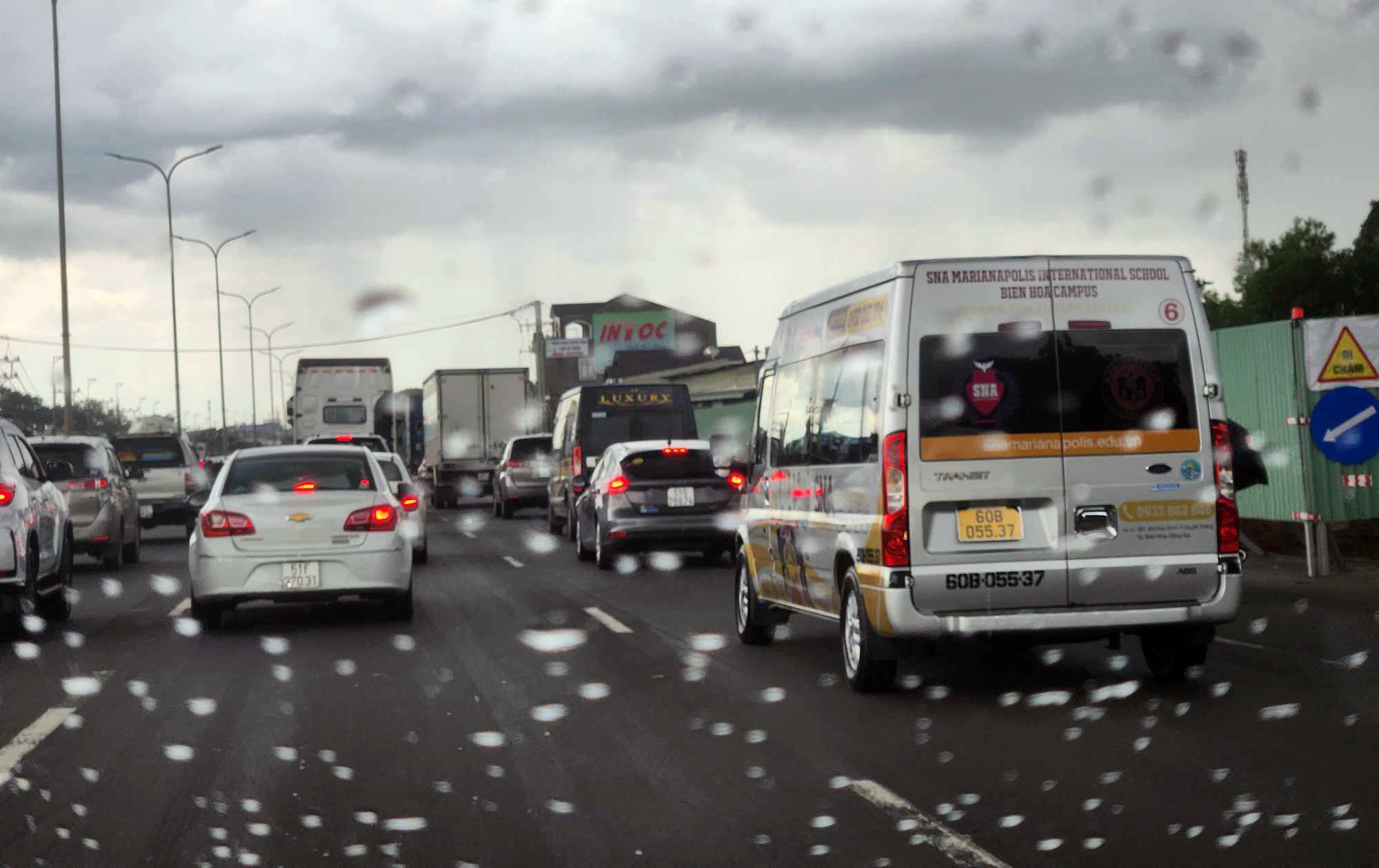 “Lỡ đi rồi nên phải đi thôi. Chứ kẹt xe như thế này ngán ngẩm lắm. Chưa đi chơi đã thấy mệt rồi. Năm sau nghỉ lễ, cả gia đình tôi sẽ ở nhà nấu ăn và nghỉ ngơi cho khỏe”, anh Hoàng Tứ (ngụ quận Gò Vấp) đưa cả gia đình đi chơi TP Vũng Tàu nói.