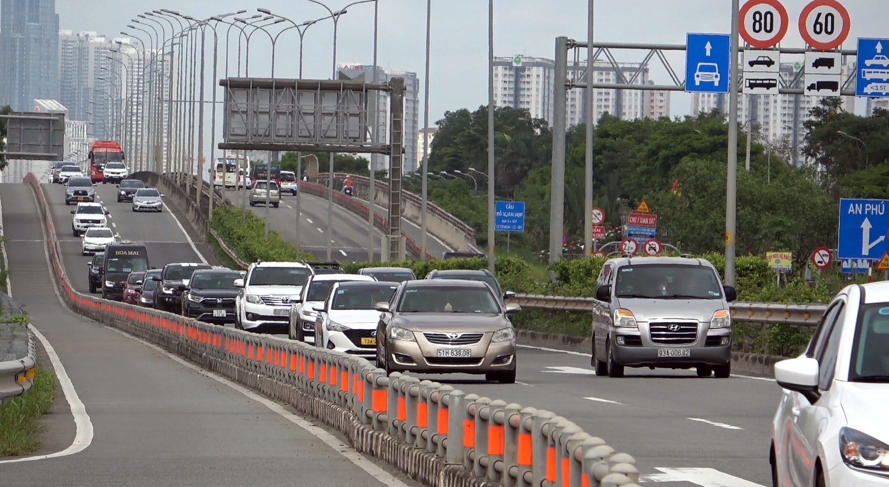 Tình trạng ùn tắc giao thông kéo dài đến khu vực nút giao thông An Phú (TP Thủ Đức) - đoạn vào cao tốc TP.HCM - Long Thành - Dầu Giây.