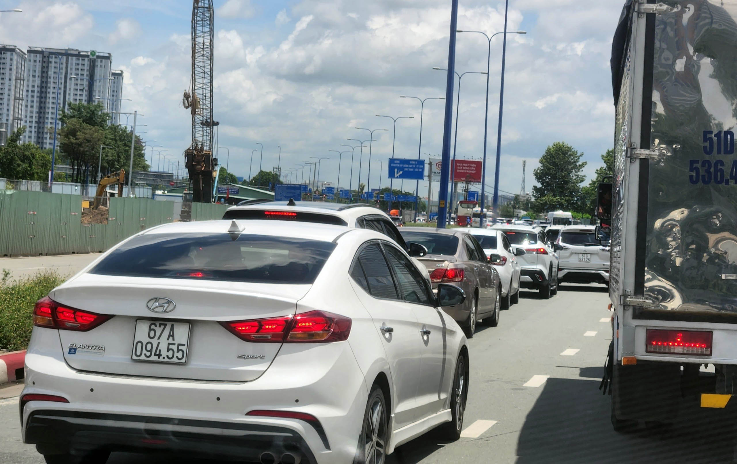 Ô tô nối dài nhích từng mét trên đường trong ngày đầu của kỳ nghỉ lễ kéo dài 4 ngày. “Lo sợ kẹt xe, tôi và gia đình đã di chuyển từ quận Bình Tân lúc mờ sáng nhưng đến đây vẫn dính kẹt xe. Đưa cả gia đình đi Vũng Tàu để nghỉ lễ nhưng kẹt xe nên mệt quá”, anh Linh Lê cho biết.