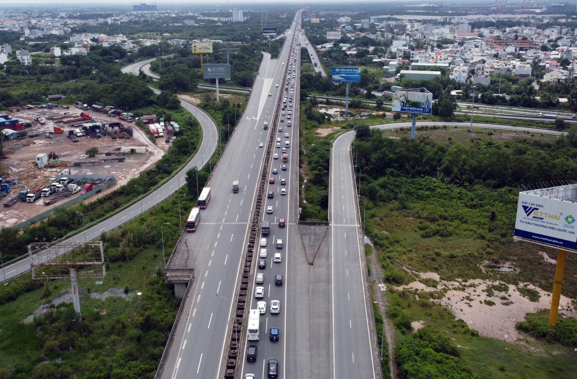 Ô tô nối đuôi nhau di chuyển qua nút giao Vành đai 2 (TP Thủ Đức) theo hướng về Long Thành.