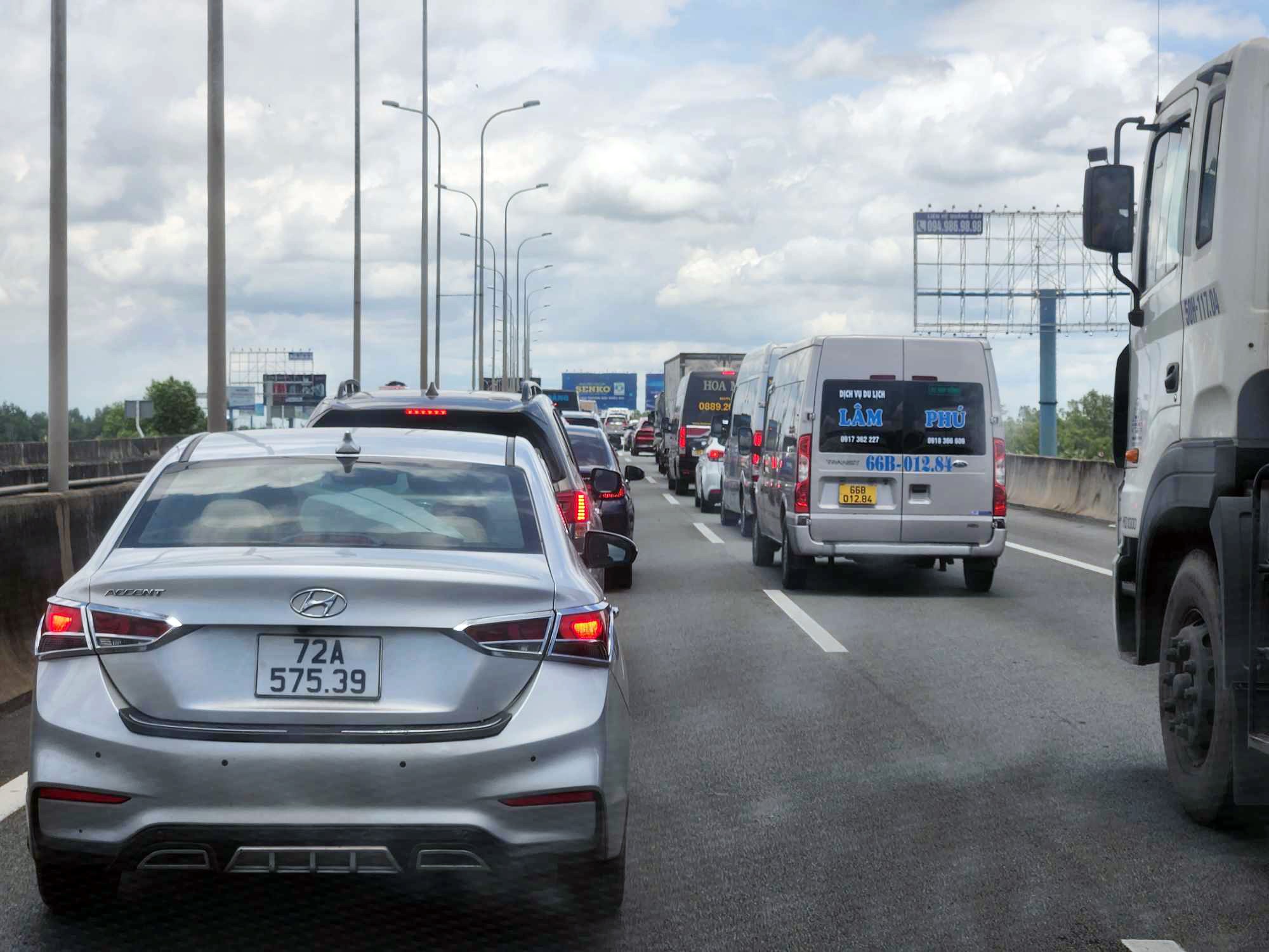 Lượng xe đông nên các tài xế lái xe chỉ nhích từng chút trên cao tốc TP.HCM – Long Thành.