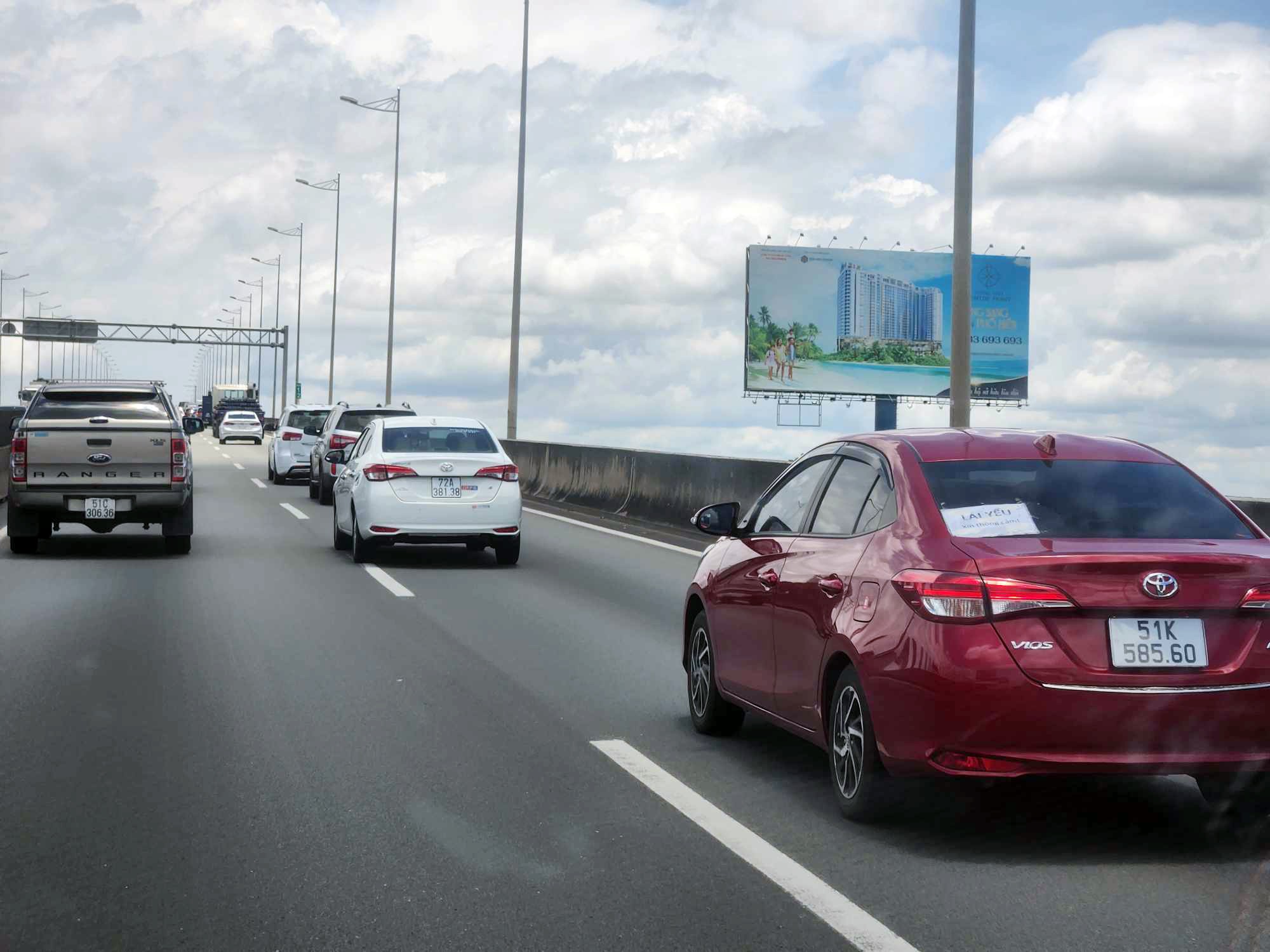 Nguyên nhân là do lượng người dân được nghỉ lễ nên đi du lịch, về quê đông dẫn tới lượng xe lưu thông tăng đột biến. Điều này đã được các cơ quan chức năng cảnh báo vài ngày trước và có khuyến cáo người dân chọn lộ trình khác thay vì đổ xô vào cao tốc.