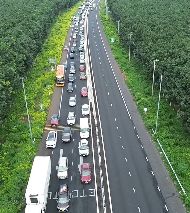 Ngoài cao tốc TP.HCM – Long Thành kẹt xe, sáng nay cao tốc Dầu Giây – Phan Thiết cũng ùn tắc kéo dài nhiều km (ảnh: Vũ Hội, báo PLO)