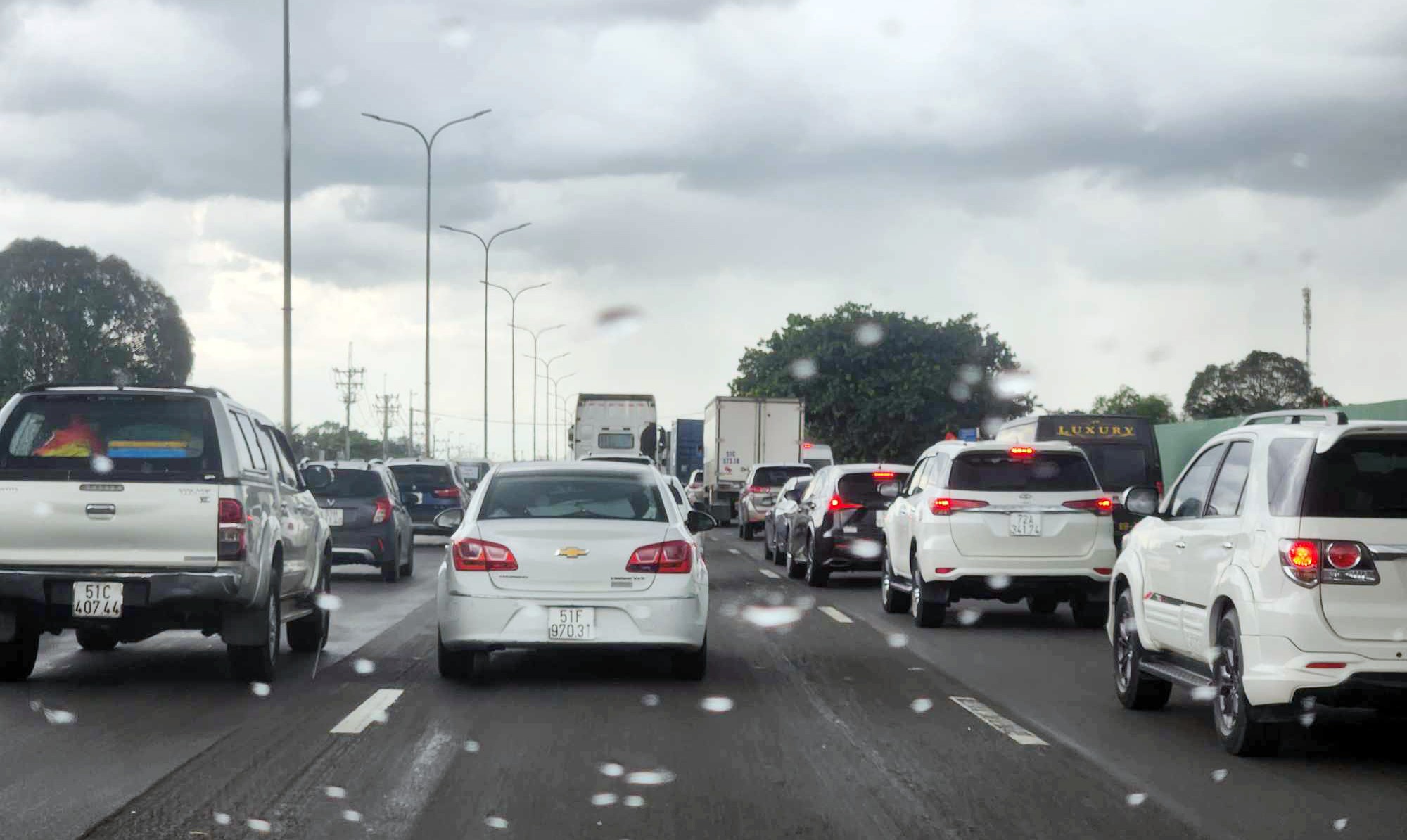 Nhiều người vừa thoát khỏi kẹt xe trên cao tốc TP.HCM – Long Thành, khi đến Quốc lộ 51 đoạn qua địa phận huyện Long Thành (tỉnh Đồng Nai) đi Vũng Tàu cũng xảy ra tình trạng ùn tắc giao thông, các phương tiện di chuyển hết sức khó khăn.